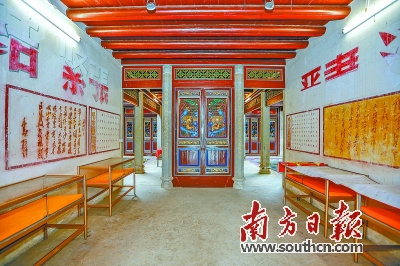 喆庐内设置了中式大门，采用传统的花鸟雕花大屏风。