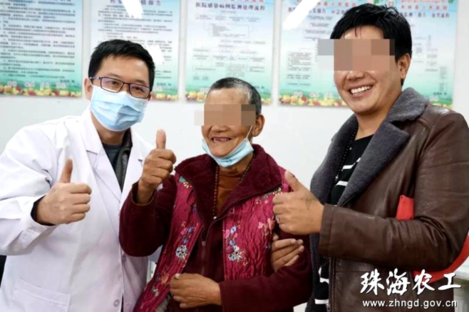 祁勇军参加“光明格桑花”白内障复明行动期间为西藏自治区林芝市米林县患者做手术
