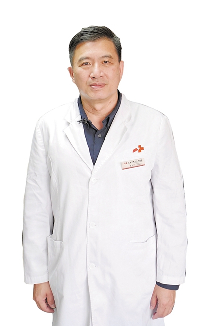 全国人大代表、农工党员、广州市第八人民医院感染中心主任医师蔡卫平