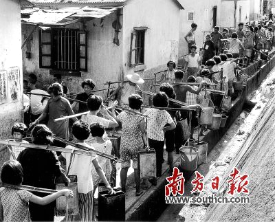 1963年，香港最困难时期实施每4日供水4小时的政策，市民去公共供水站排长龙轮流取水。（广东省水利厅资料图片）