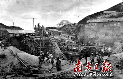 1964年2月20日，东深供水工程正式动工兴建。“要高山低头，令河水倒流”是当时建设者们的口号。（广东省水利厅资料图片）