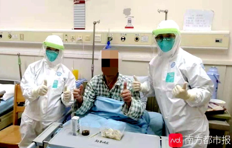 遇到节日，邓西龙和同事给不能出院的病人送上饺子。