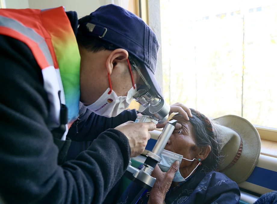 党员专家祁勇军主任为藏族同胞白内障患者进行复查