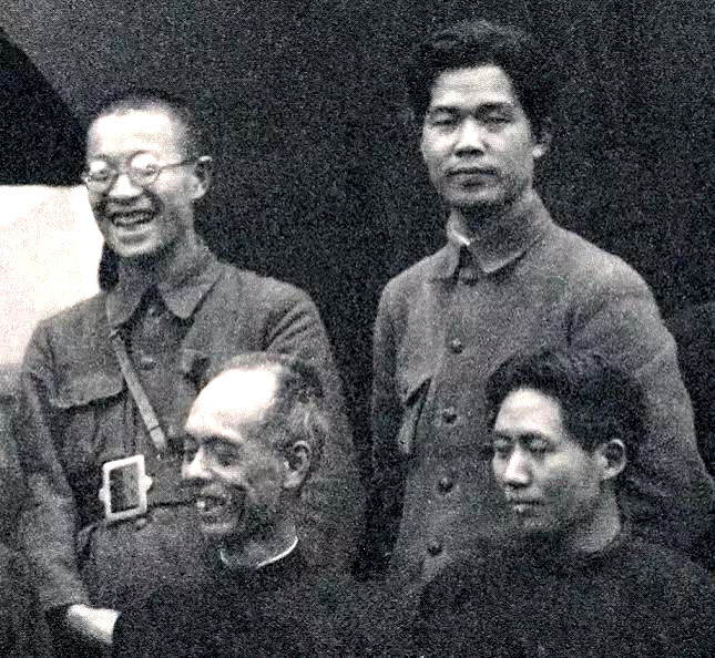 1927年3月，中国国民党在武汉举行二届三中全会。在中国共产党和国民党左派的共同努力下，会议通过了20多项重要决议，旨在防止个人独裁和军事专制。图为与会者合影中的毛泽东（前右）、彭泽民（前左）、邓演达（后右）、恽代英（后左）。