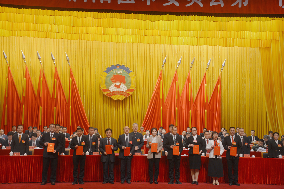 刘晓乐（右五）代表市委会上台领优秀提案奖