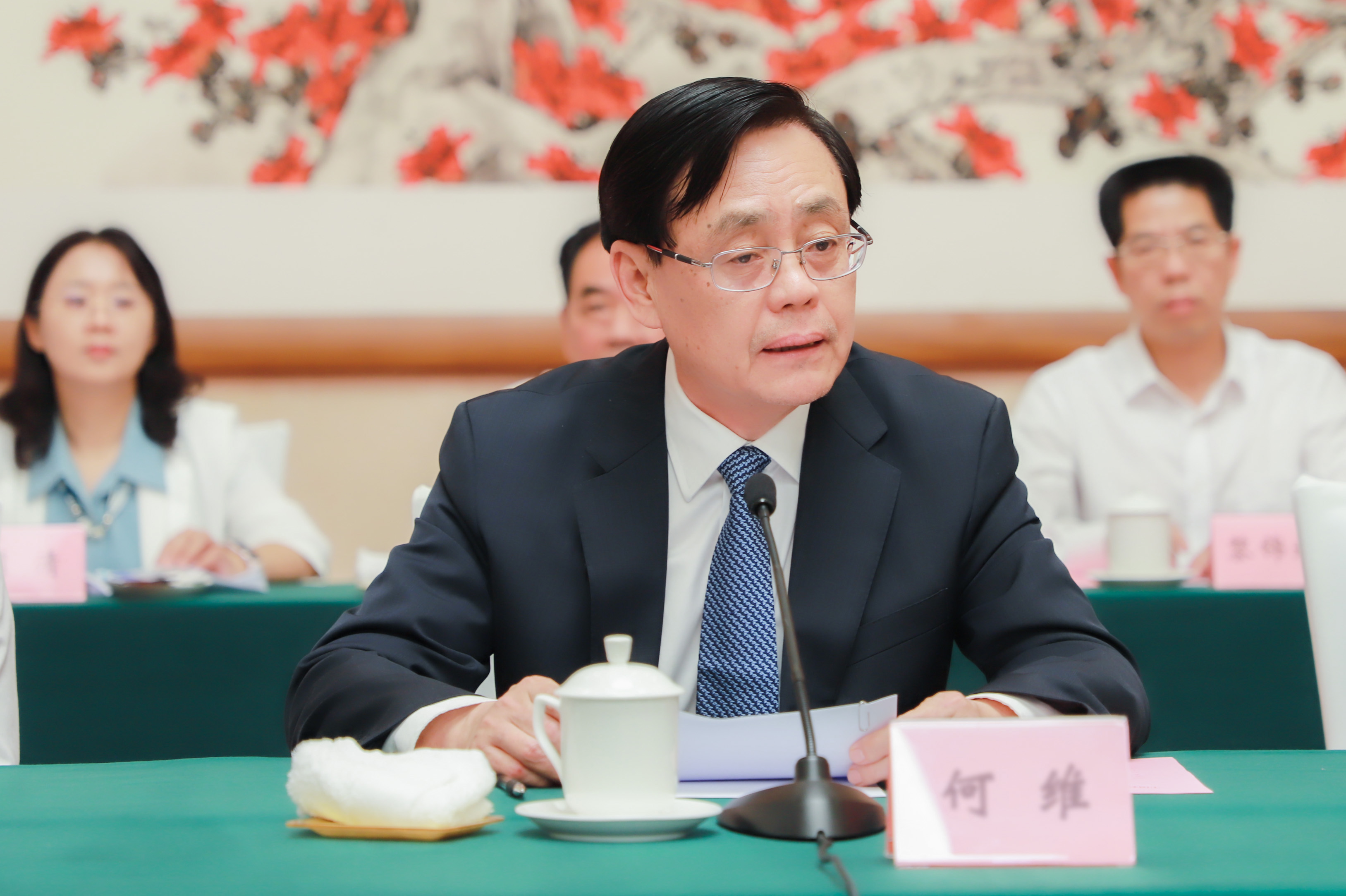 4月12日下午，农工党广东省委员会成立70周年纪念大会在广州召开。全国人大常委会副委员长、农工党中央主席何维出席会议并讲话。